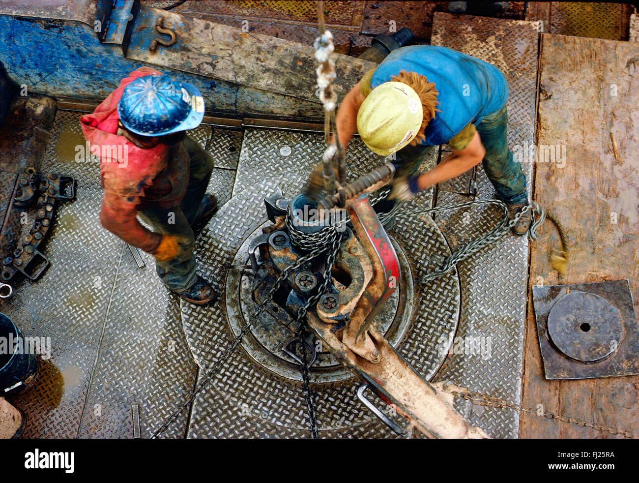 Hohen Blick hinunter auf Raufbold Arbeiter auf Öl-Rig, New Mexico, USA Stockfoto