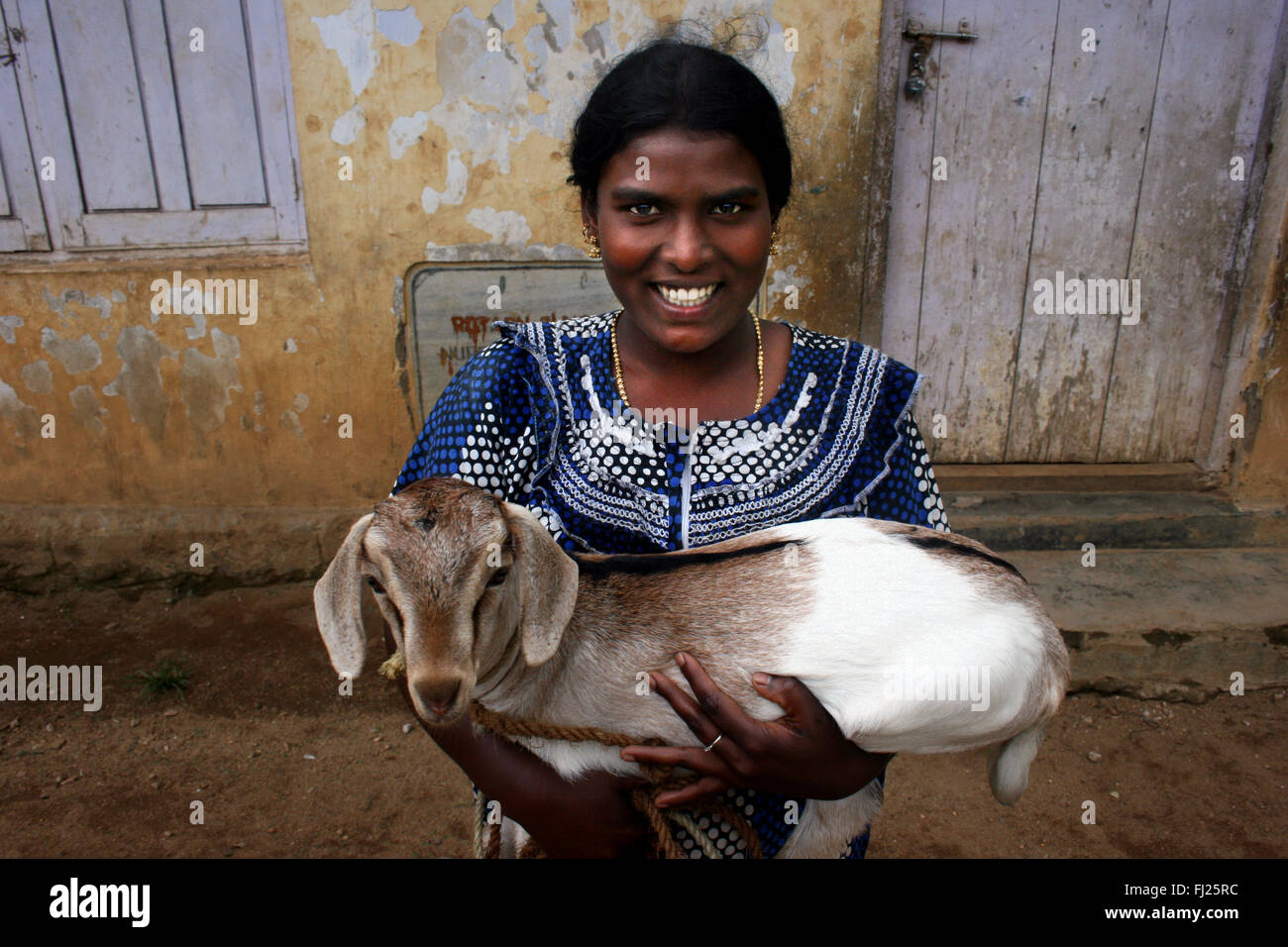 Portrait von Sri Lanka Mädchen mit Ziege Stockfoto