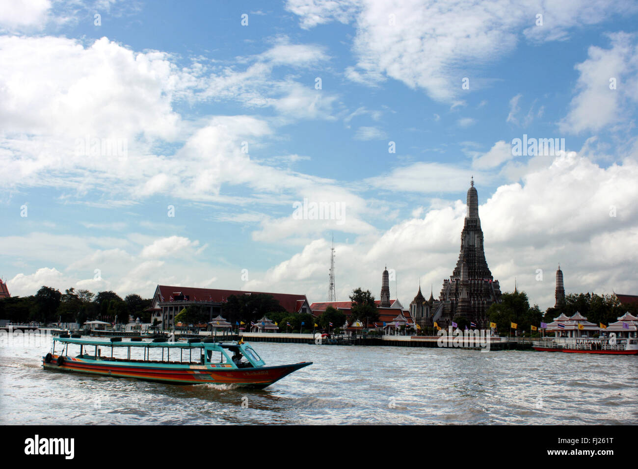 Panorama Landschaft auf dem Chaophraya River und Wat Arun Tempel in Bangkok. Stockfoto