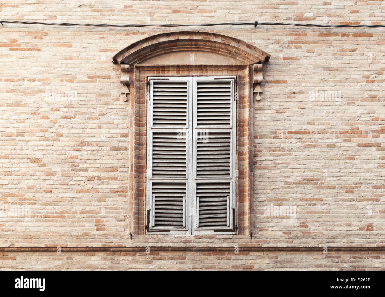 Alte Fensterläden in alten Steinmauer, Foto Hintergrundtextur Stockfoto