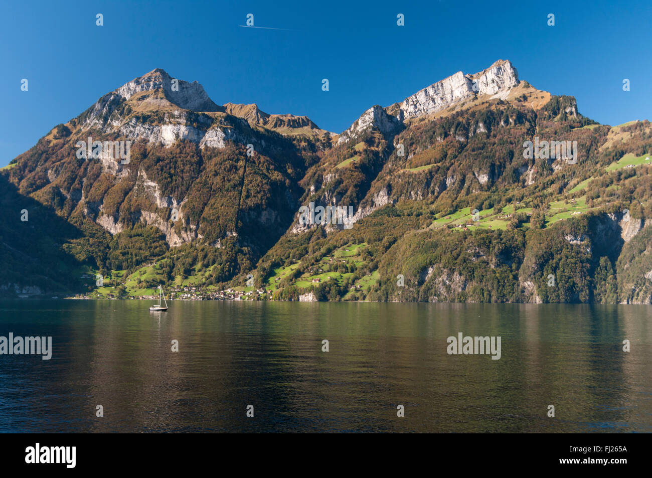 Vierwaldstättersee mit Oberbauenstock und Niderbauen-Chulm, zwei Berge in den Schweizer Alpen. Stockfoto
