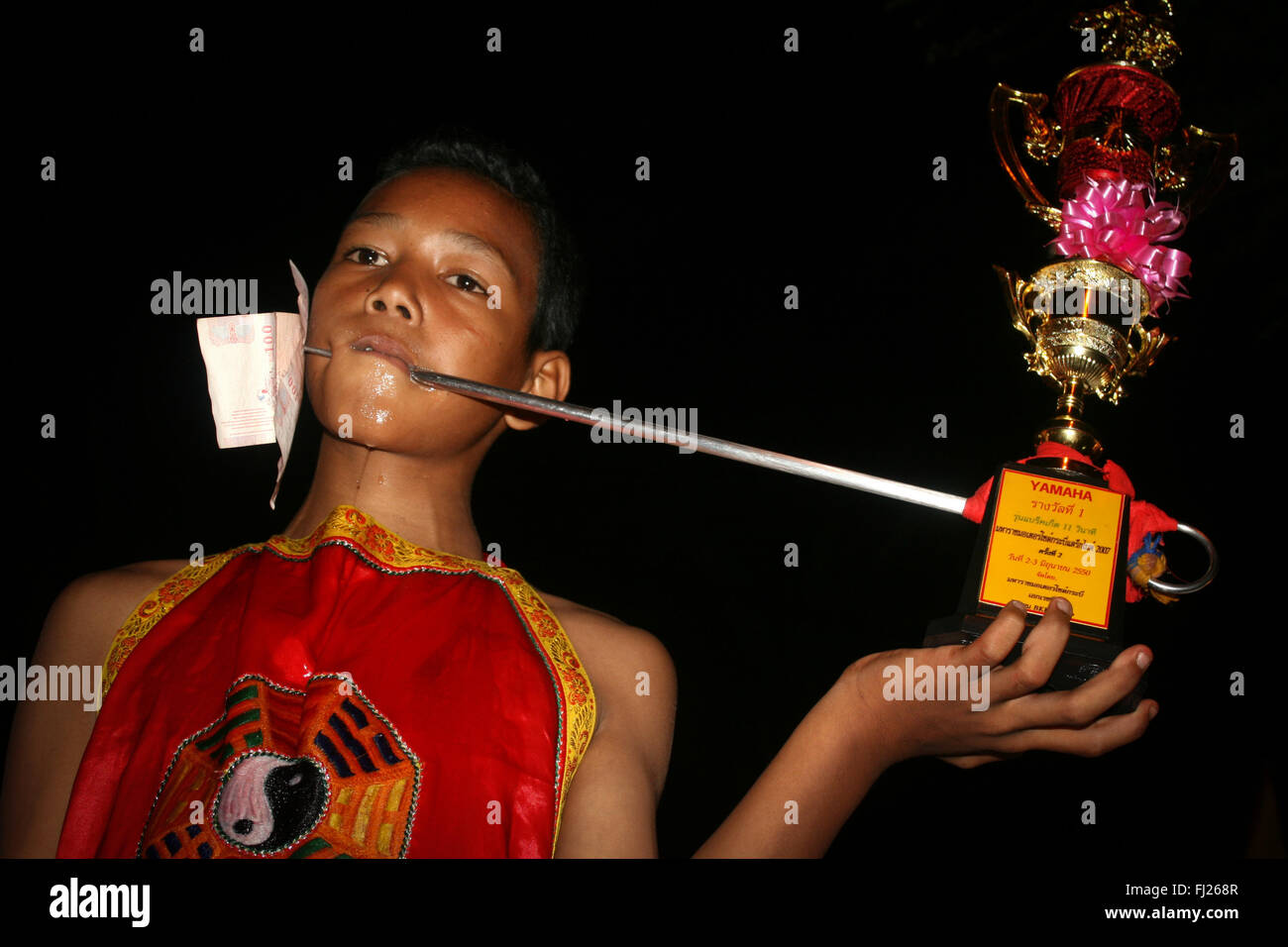 Blutungen Menschen und Prozession mit während des traditionellen jährlichen Vegetarische Festival in Krabi, Thailand Stockfoto