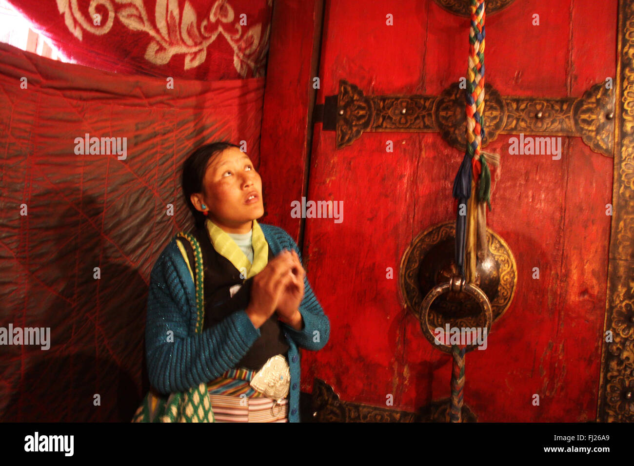 Tibetische Volk beten / tun Kora um Jokhangtempel in Lhasa, Tibet Stockfoto