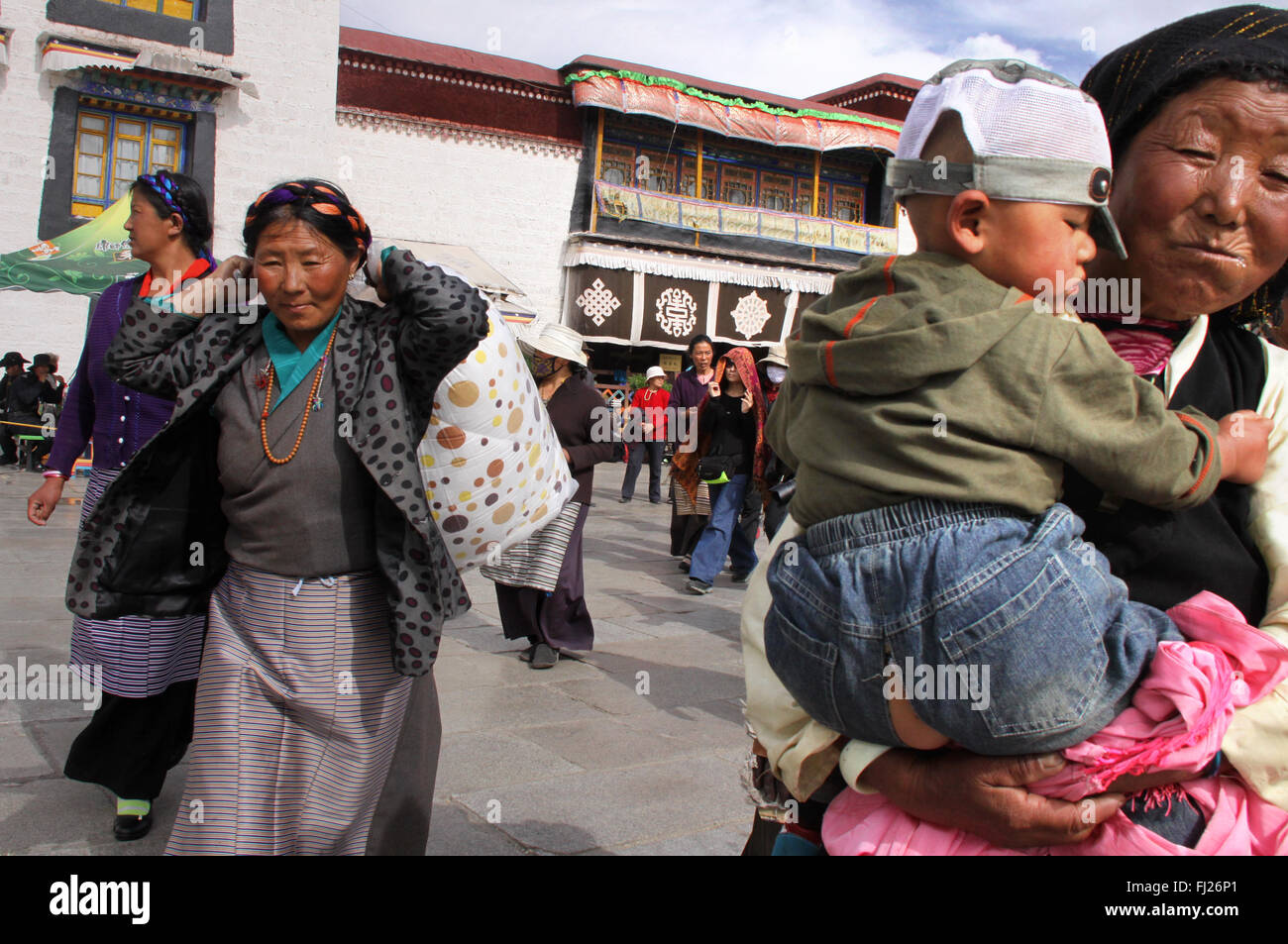 Tibetische Volk beten / tun Kora um Jokhangtempel in Lhasa, Tibet Stockfoto