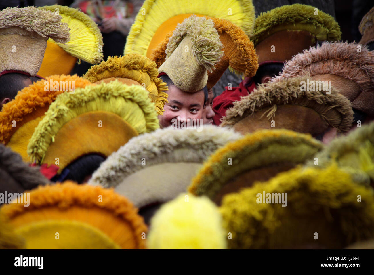 Tibetischer Mönch mit traditioneller Kleidung im Jokhangtempel in Lhasa Stockfoto