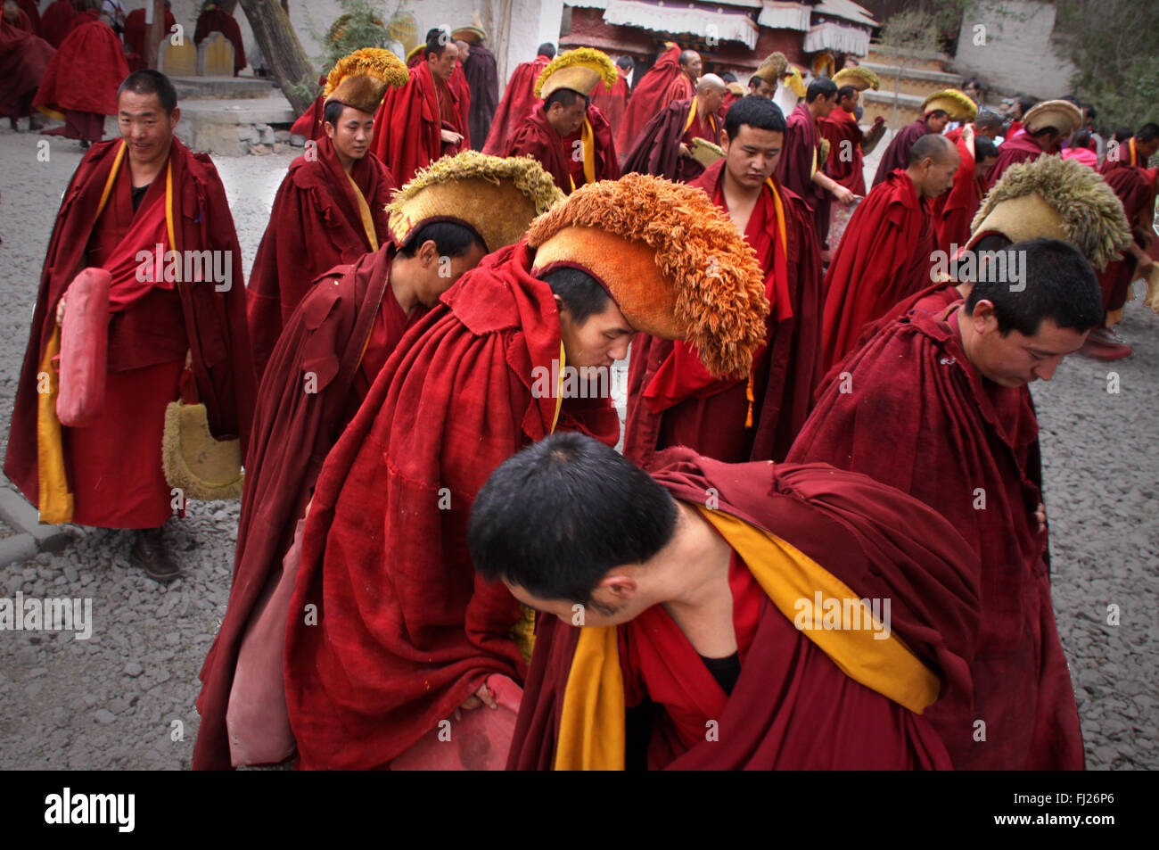 Tibetische Mönche diskutieren am Jokhang Tempel in Lhasa, Tibet Stockfoto