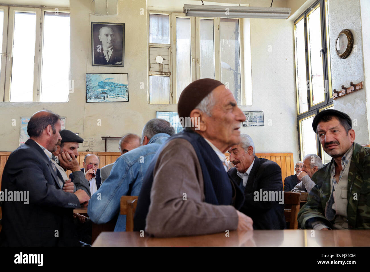 Alte Männer treffen und Spielkarten in örtlichen Café in Diyarbakir, Türkei Stockfoto