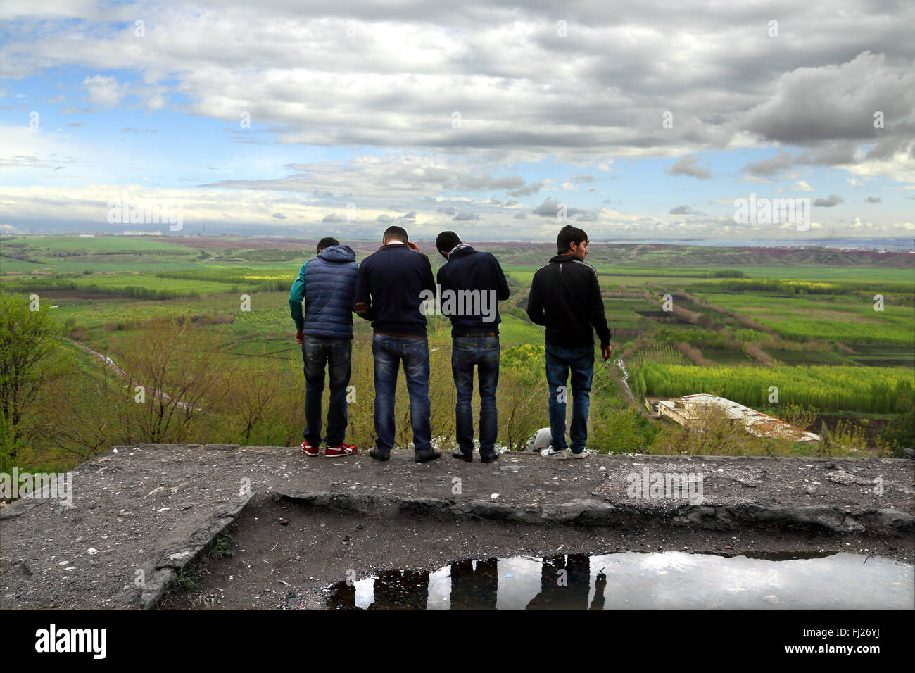 Gruppe von kurdischen Jungs in Diyarbakir Stadtmauern, der östlichen Türkei Stockfoto