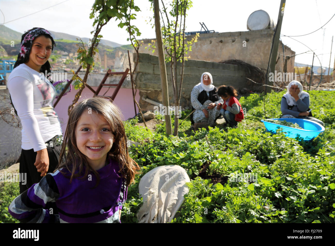 Familie von Hasankeyf, Ost-Türkei, mit Nachbarn Stockfoto