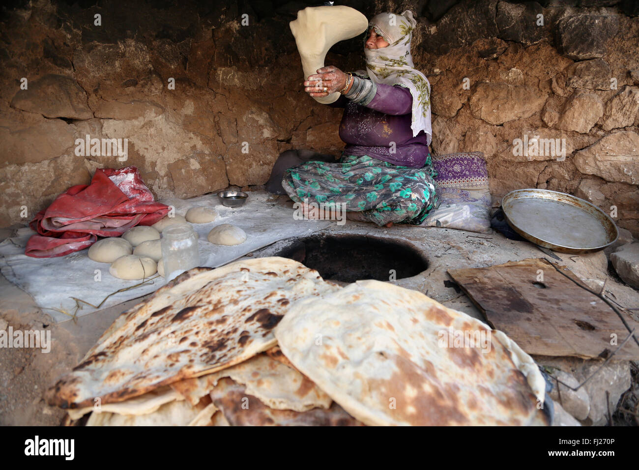 Frau, die traditionelle pide Brot im Ofen Harran, der östlichen Türkei Stockfoto