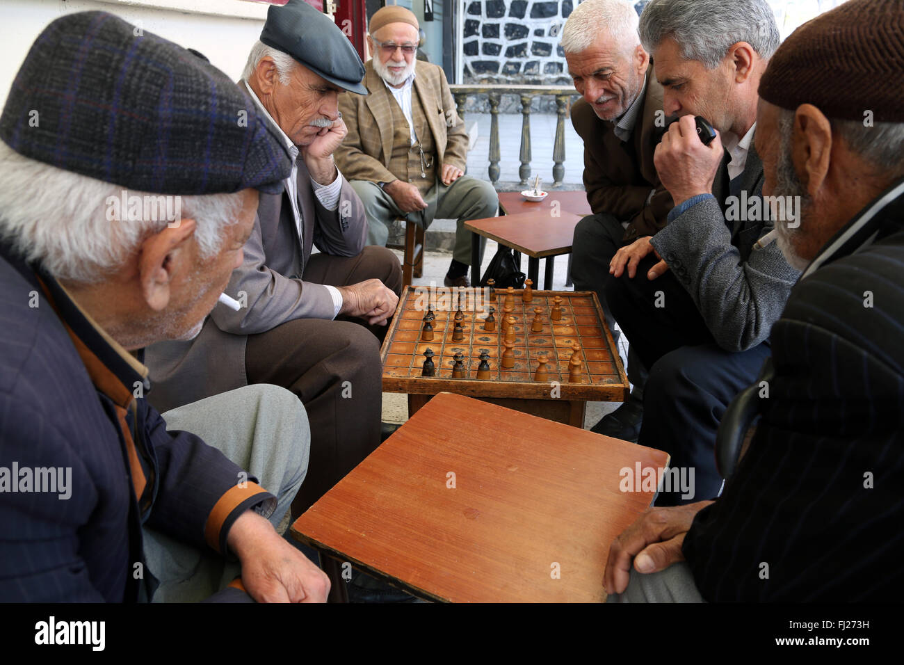 Männer spielen Karten an den lokalen Café in Mardin, Türkei Stockfoto
