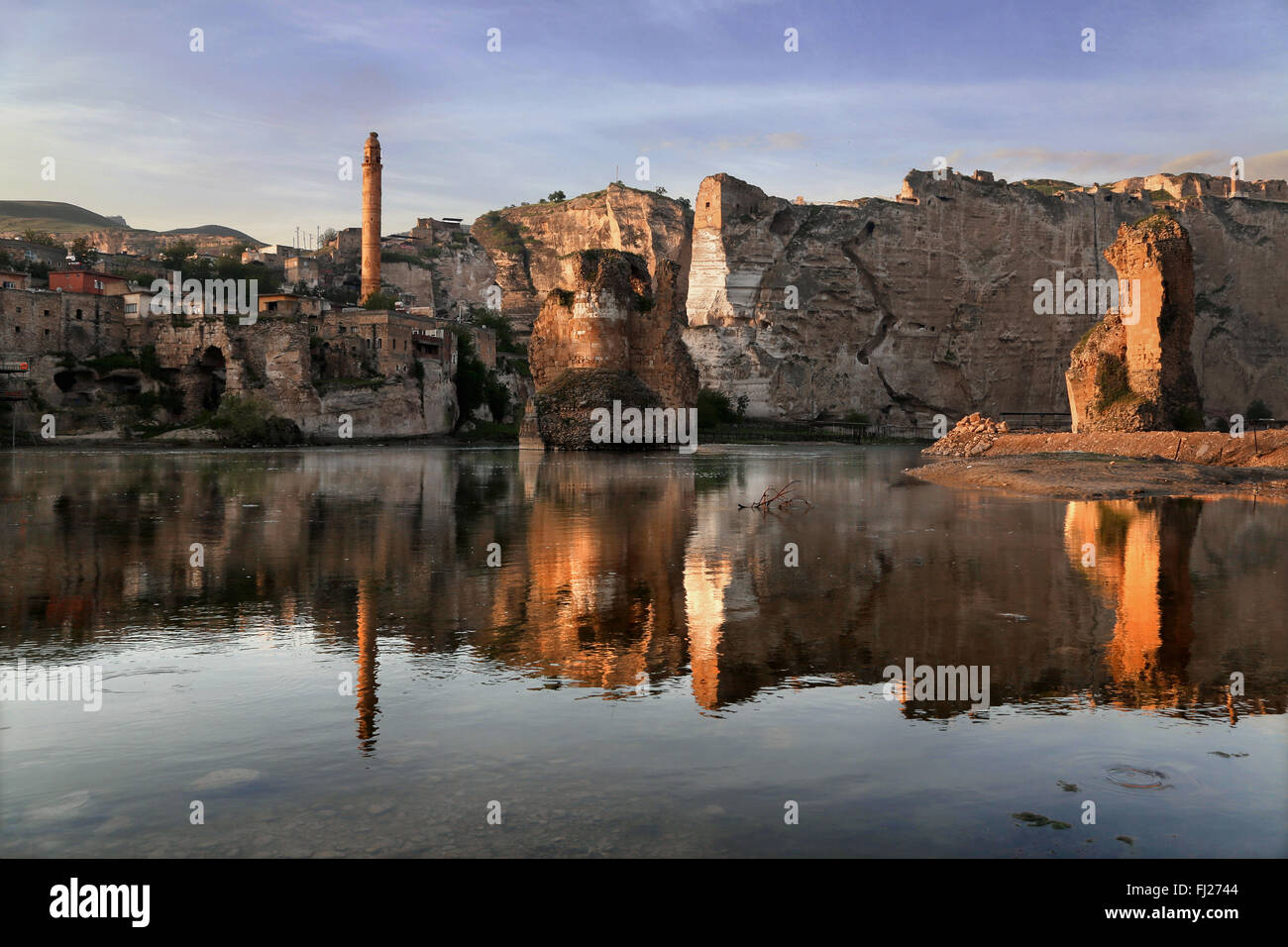 Architektur und Landschaft von Hasankeyf, der östlichen Türkei Stockfoto