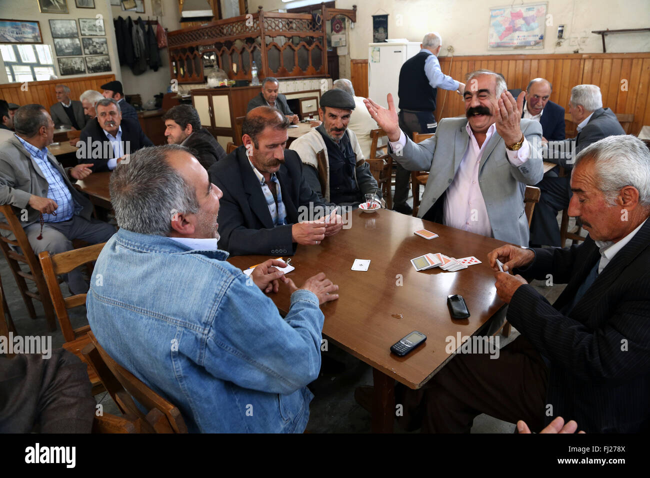 Alte Männer treffen und Spielkarten in örtlichen Café in Diyarbakir, Türkei Stockfoto