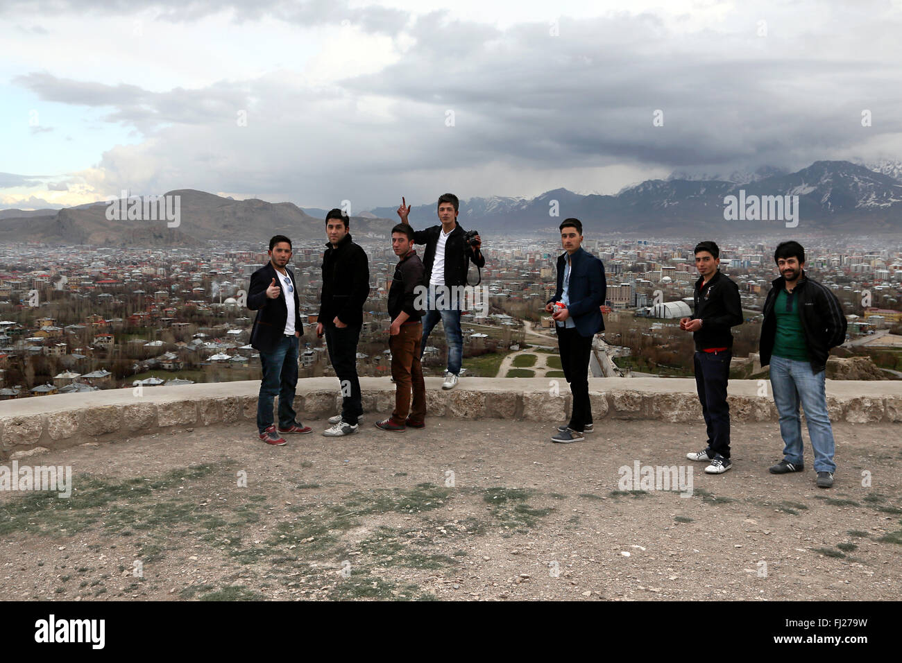 Kurdische Jungs auf die Van Burg am Ende des Tages, Osttürkei Stockfoto