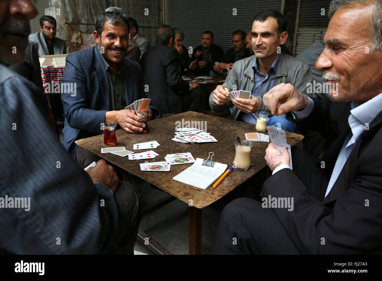 Männer spielen Karten in Urfa, Türkei Stockfoto