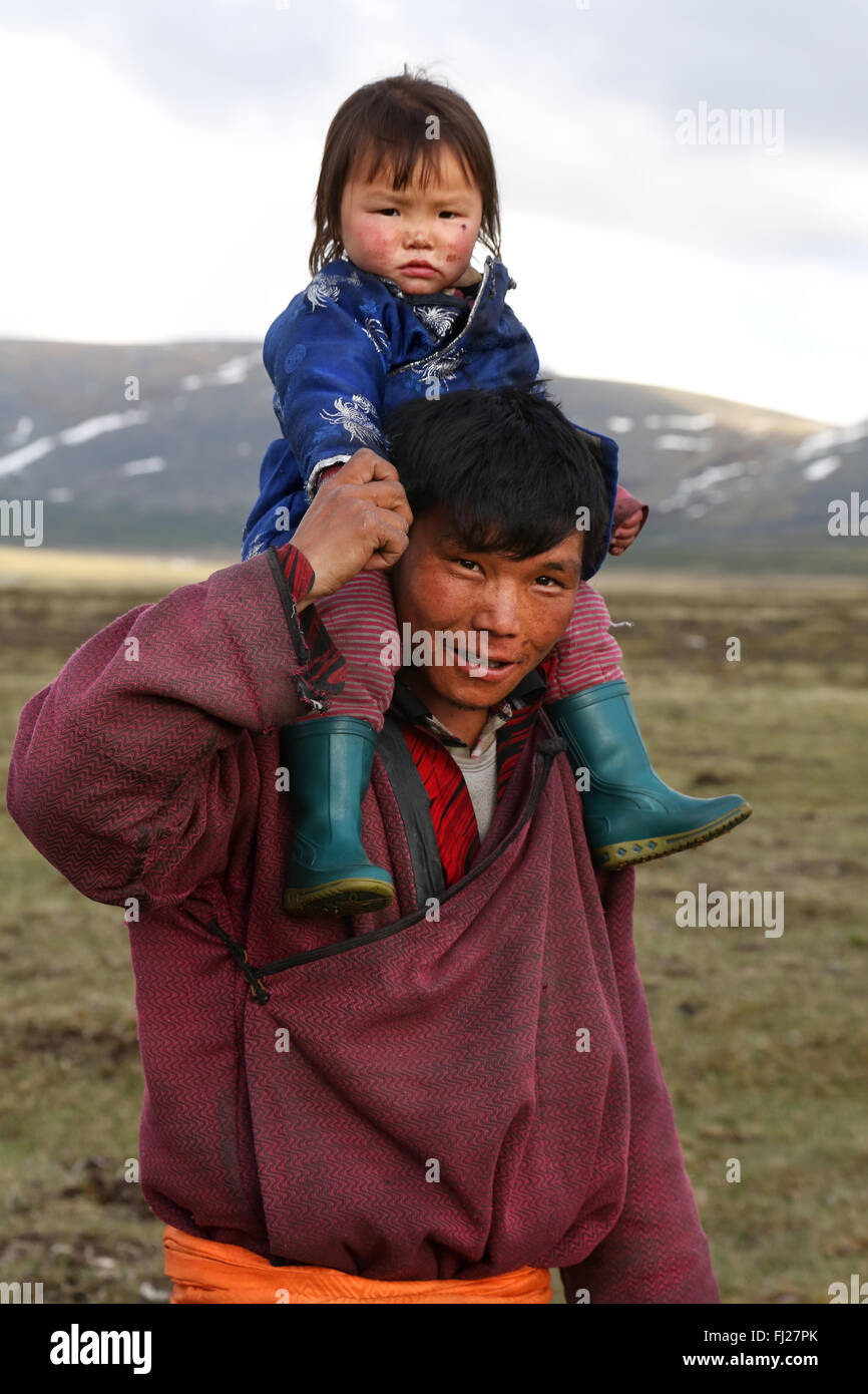 Tsaatan nomad Vater mit seinem Sohn in der Mongolei Stockfoto