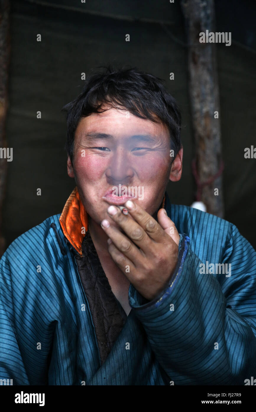 Rauchen Tsaatan Mann, Dukha, nomadischen Rentier Hirten, Mongolei Stockfoto