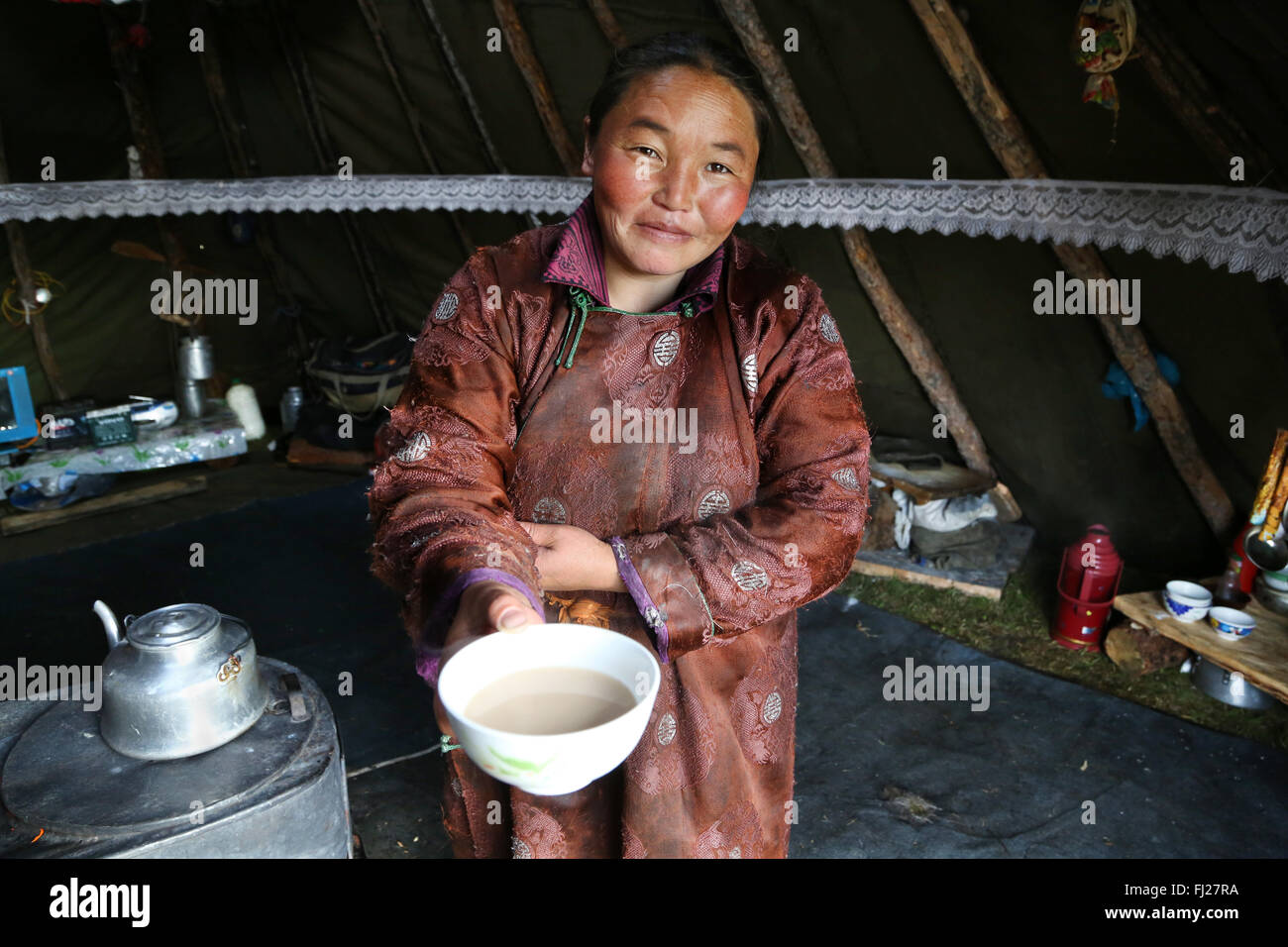 Tsaatan Frau mit Tee als Willkommensgeschenk auf Ihrem Ger Stockfoto
