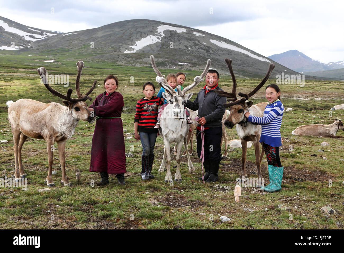 Tsaatan Dukha Familie, nomadischen Rentier Hirten, Mongolei Stockfoto