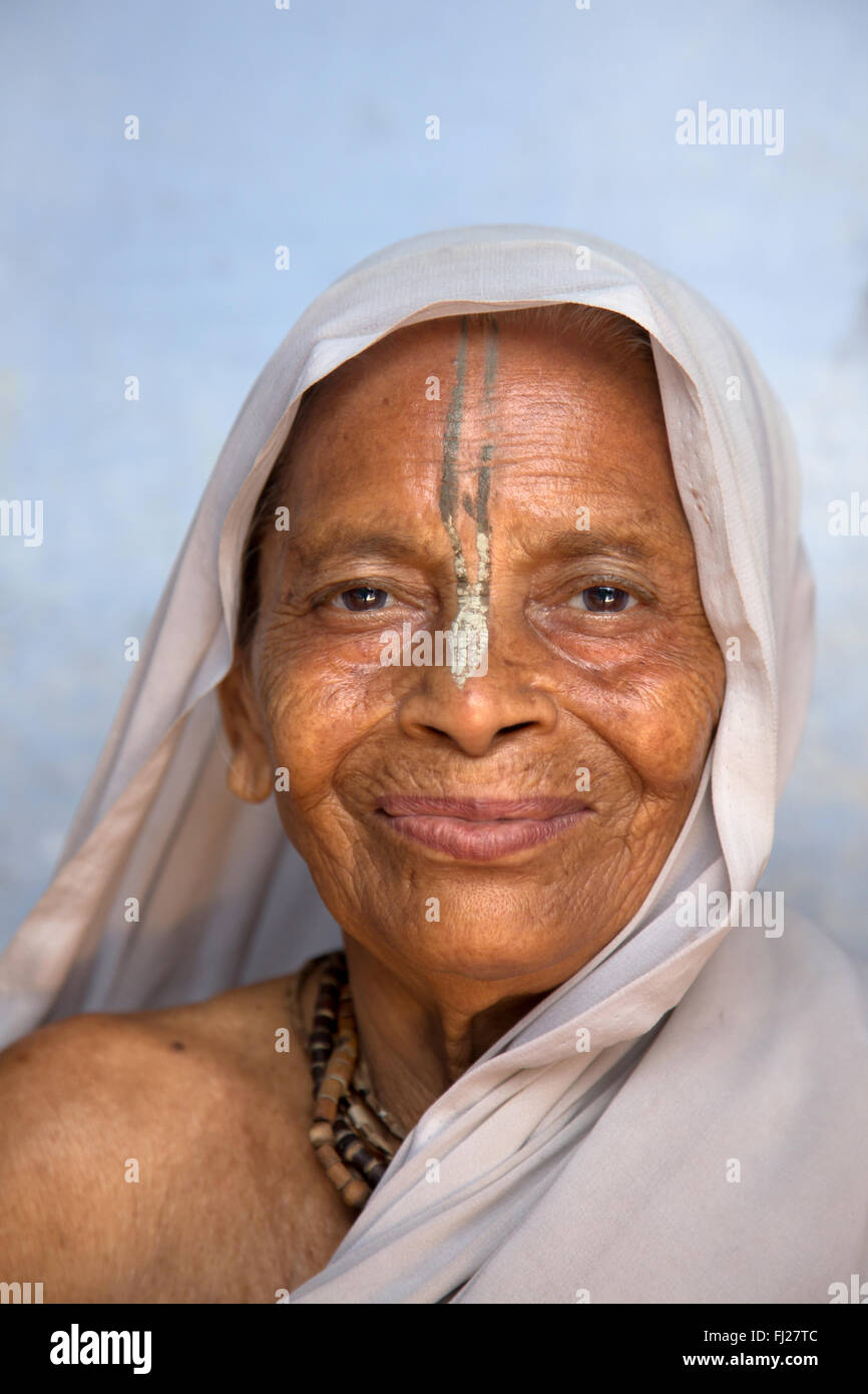 Indische Witwe im Ashram in Vrindavan, Indien Stockfoto