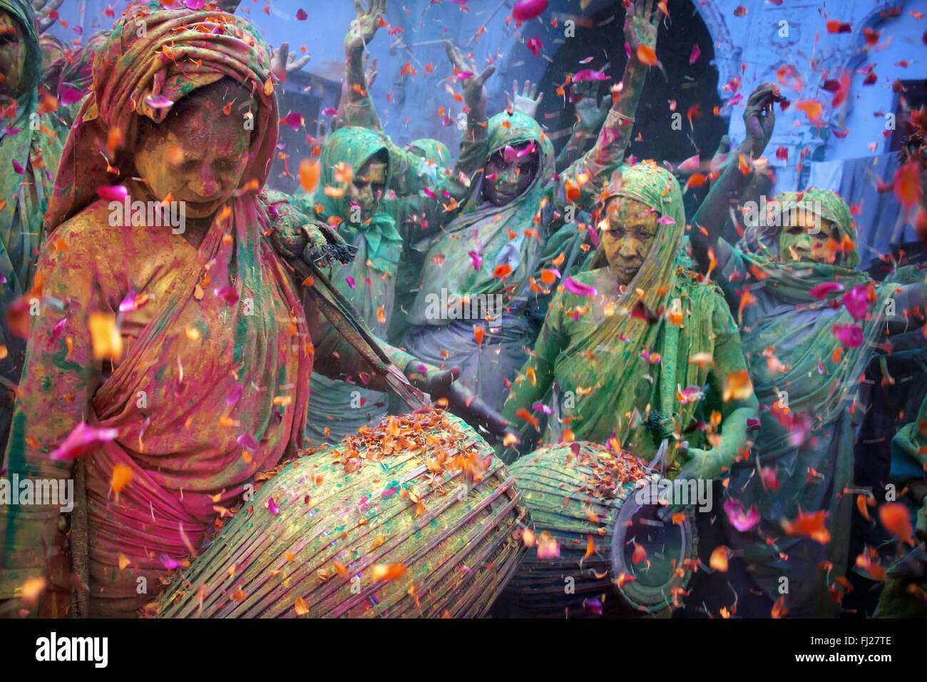 Indische Witwen feiern Holi in Vrindavan, Indien Stockfoto