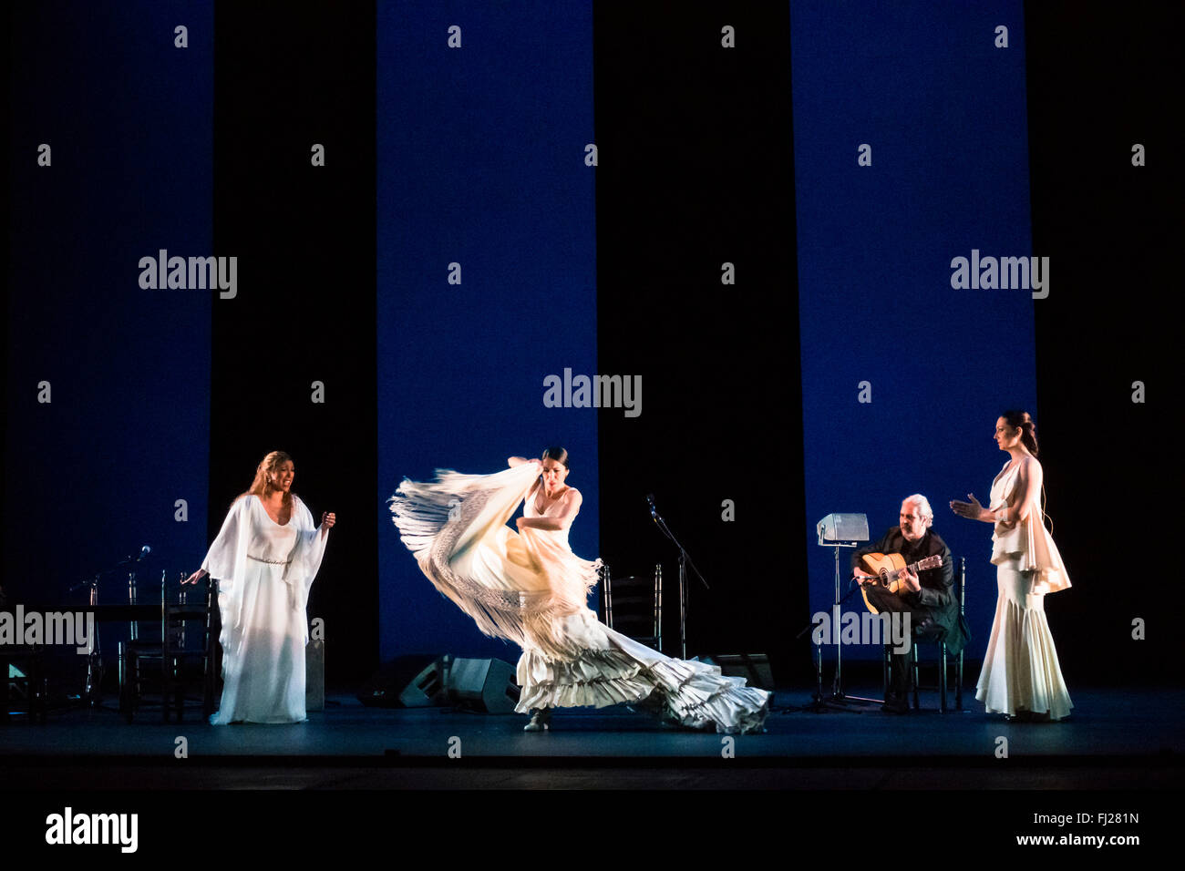 London, UK, 28. Februar 2016. Esperanza Fernandez präsentiert De lo Jondo y Verdadero als Teil des Flamenco Festival London 2016 Sadler es Wells. Bildnachweis: Danilo Moroni/Alamy Live-Nachrichten Stockfoto