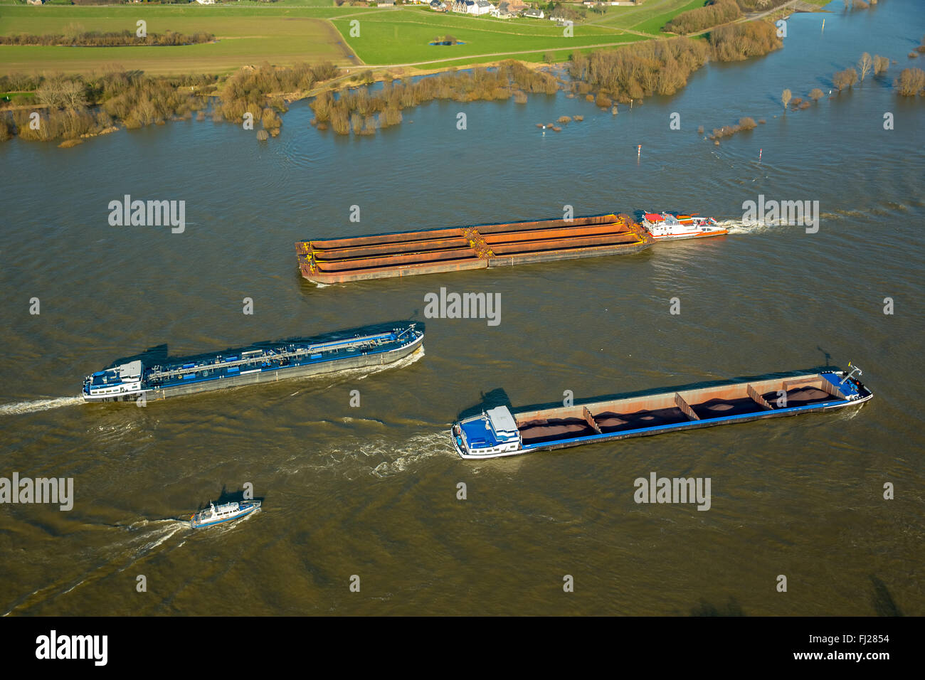 Luftaufnahme, Rheindamm, Frachtschiffe auf dem Rhein bei Hochwasser, Pusher Barge, rote gefährliche Schiff, Massengutfrachter, Rhein-Hochwasser, Stockfoto