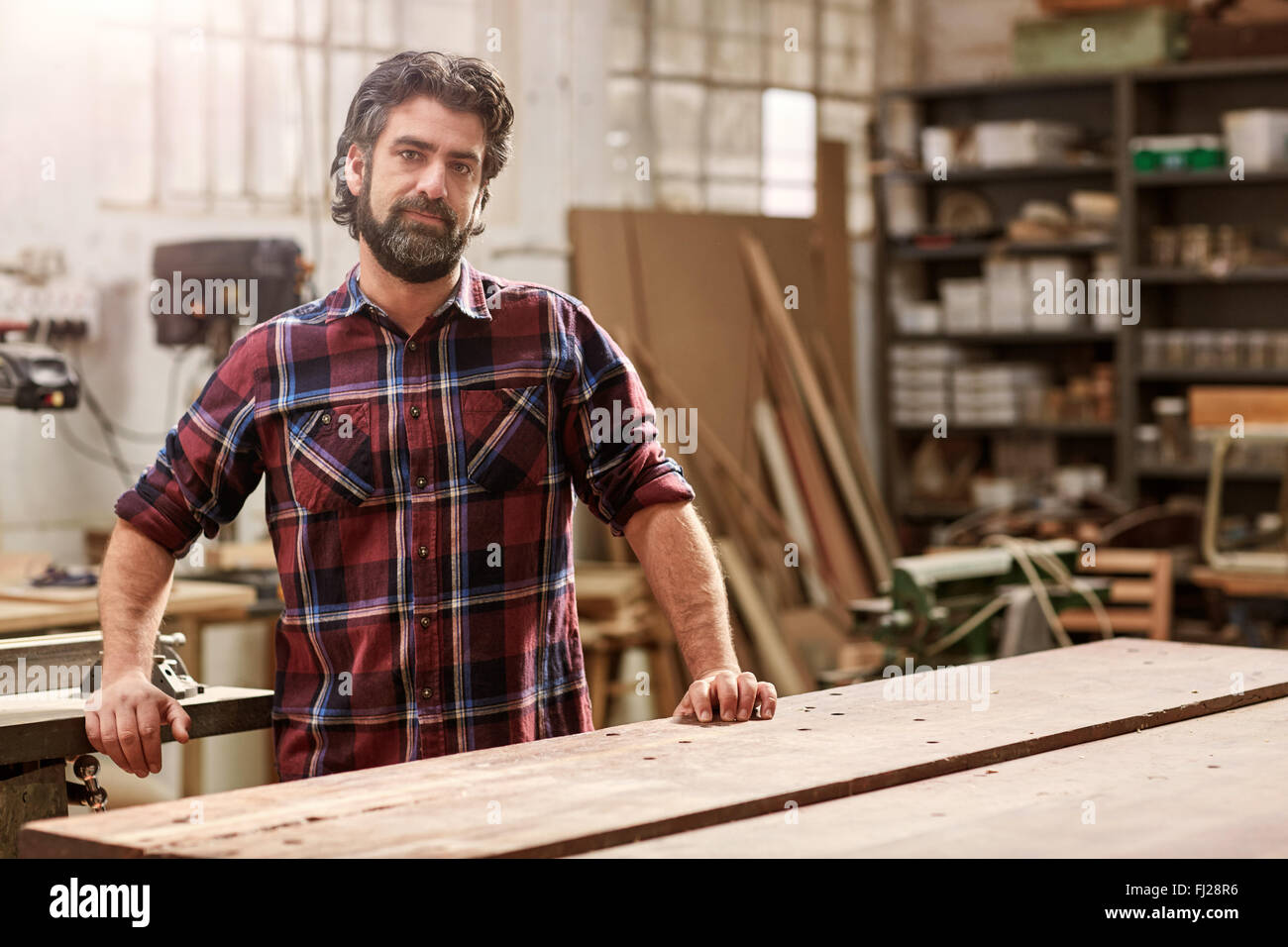 Handwerker Handwerker mit einem Bart in seiner Werkstatt für Holzarbeiten Stockfoto