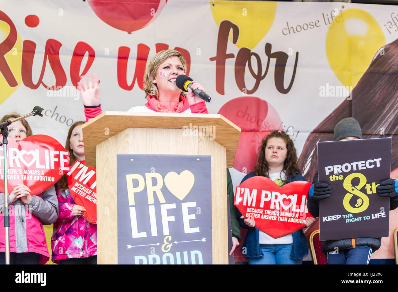 Junge Frau spricht auf eine Pro-life anti Abtreibung Rallye in Cork, Irland Stockfoto