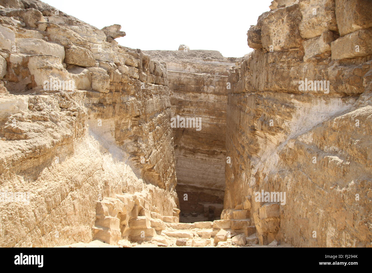 Eintritt in die Pyramide des Djedefre bei Abu Rawash. Abu Rawash (auch buchstabiert Abu Roach, Abu Roash; 8 km nördlich von Gizeh, ist der Ort der am nördlichsten gelegenen Pyramide Ägyptens, auch bekannt als die verlorene Pyramide – die meist zerstörte Pyramide Djedefre, Sohn und Nachfolger des Cheops. Stockfoto