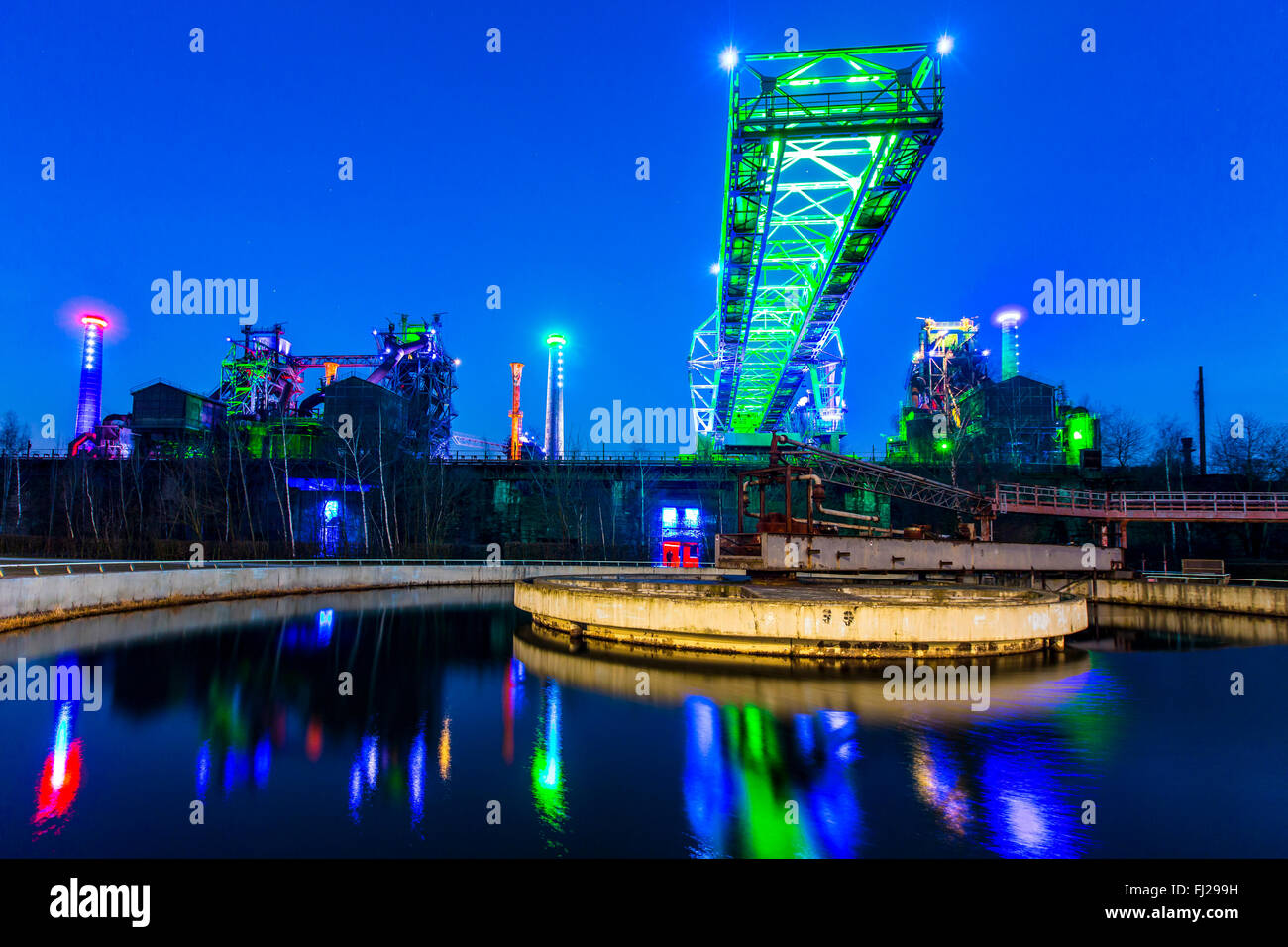 Landschaftspark Duisburg Nord, einem ehemaligen Stahl funktioniert, heute  eine industrielle Welterbe-Aufstellungsort, Duisburg, Deutschland,  nächtliche Beleuchtung Stockfotografie - Alamy