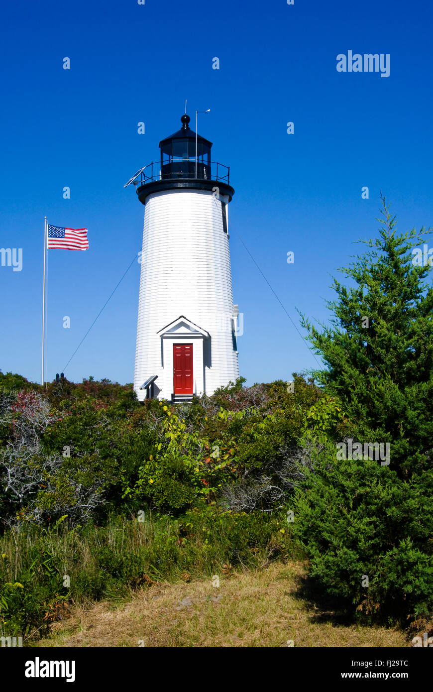 Kap Poge Holz Leuchtturm mit amerikanischer Flagge schwenkten in Wildlife Refuge Chappaquiddick Island, Teil der Insel Martha's Vineyard in Massachusetts. Stockfoto