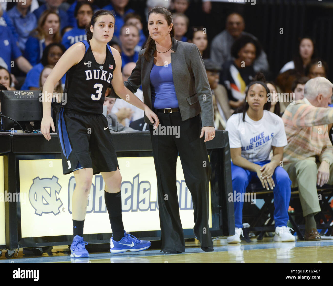 28. Februar 2016 beauftragt - Chapel Hill, North Carolina, USA - JOANNE MCCALLIE, Recht, Cheftrainer des Herzogs, ANGELA SALVADORES (3). Die University of North Carolina Tar Heels veranstaltete die Duke Blue Devils in der Carmichael-Arena in Chapel Hill, North Carolina (Credit-Bild: © Fabian Radulescu über ZUMA Draht) Stockfoto