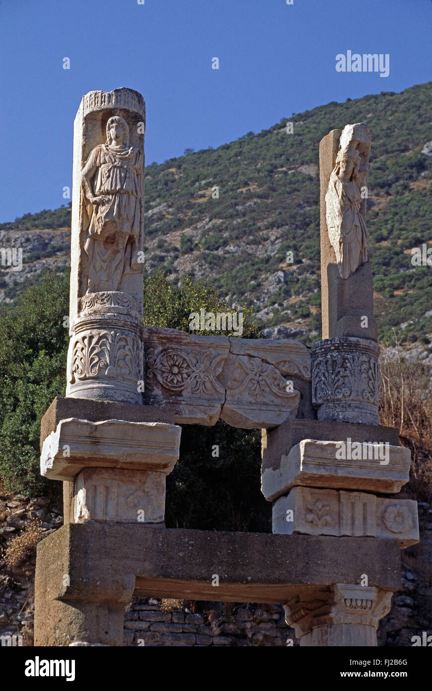 Statuen auf den Tempel des Domitian in den Ruinen von EHESUS (einer der weltweit größten griechisch/römischen archäologischen Sehenswürdigkeiten) - TURKE Stockfoto