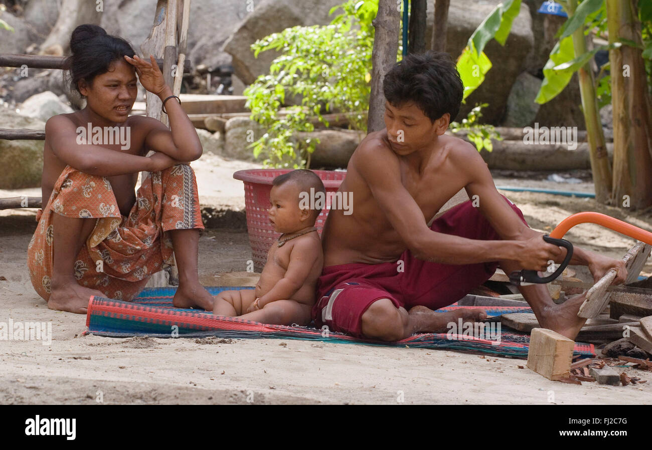 Moken (Seezigeuner) Familie in ihre permanente Siedlung auf Ko Surin Thai Insel in Mu Ko Surin Nationalpark - NORTH ANDAMAN SEA Stockfoto
