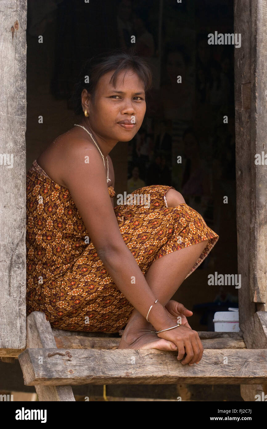 Young Moken (Seezigeuner) Frauen indoor Weg ihr Dorf auf Ko Surin Thai Insel in Mu Ko Surin Nationalpark - NORTH ANDAMAN SEA, Stockfoto