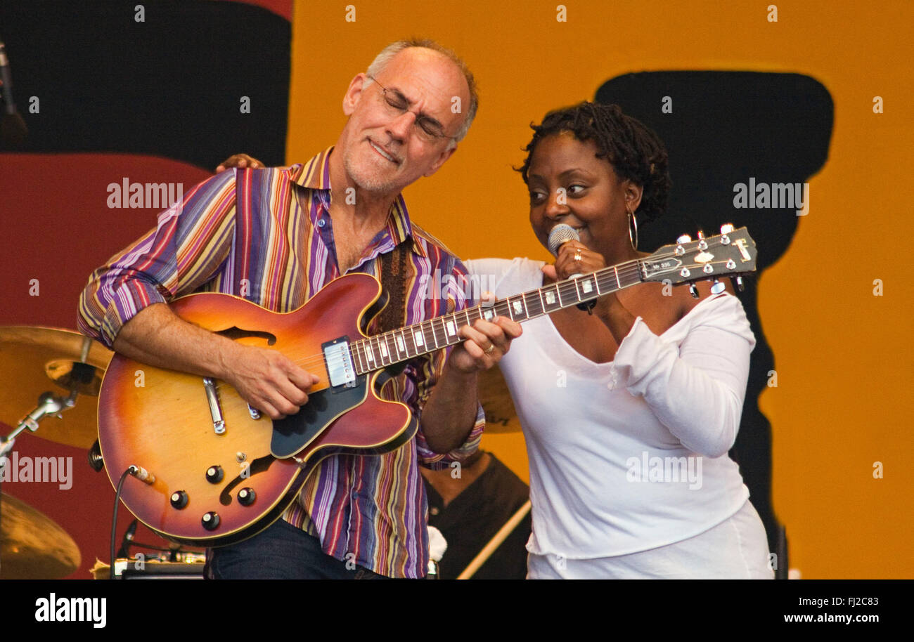 Ledisi Sänger singt mit LARRY CARLTON und der Saphir-BLUES-BAND auf dem MONTEREY JAZZ FESTIVAL Stockfoto