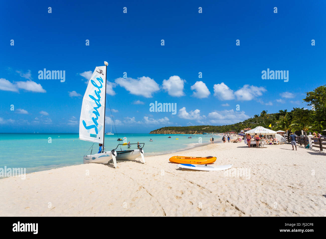Sandalen Hobie Katamaran am unberührten Strand Dickenson Bay, Antigua, Antigua und Barbuda, Westindische Inseln nördlich an einem sonnigen Tag Stockfoto