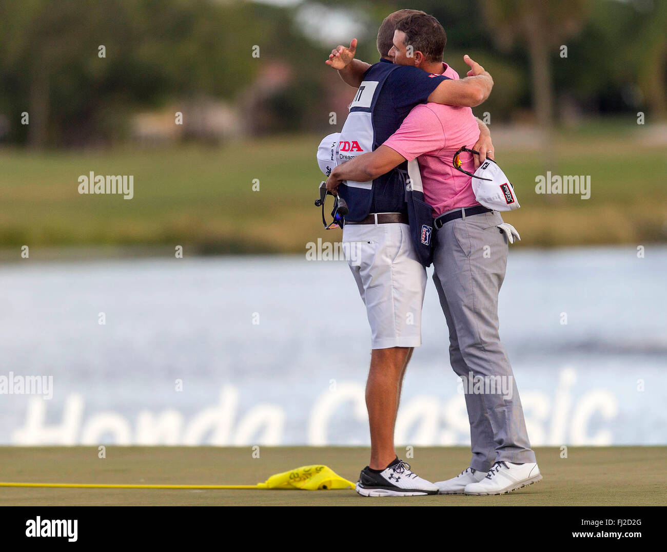 Palm Beach Gardens, Florida, USA. 28. Februar 2016. Adam Scott umarmt seinen Caddie David Clark nach dem Gewinn der 2016 Honda Classic Sonntag, 28. Februar 2016, im PGA National in Palm Beach Gardens. Bildnachweis: Bill Ingram/The Palm Beach Post/ZUMA Draht/Alamy Live-Nachrichten Stockfoto