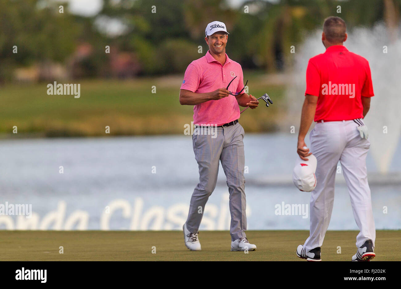 Palm Beach Gardens, Florida, USA. 28. Februar 2016. Adam Scott lächelt in Richtung Sergio Garcia, nach dem Gewinn der 2016 Honda Classic Sonntag, 28. Februar 2016, im PGA National in Palm Beach Gardens. Bildnachweis: Bill Ingram/The Palm Beach Post/ZUMA Draht/Alamy Live-Nachrichten Stockfoto