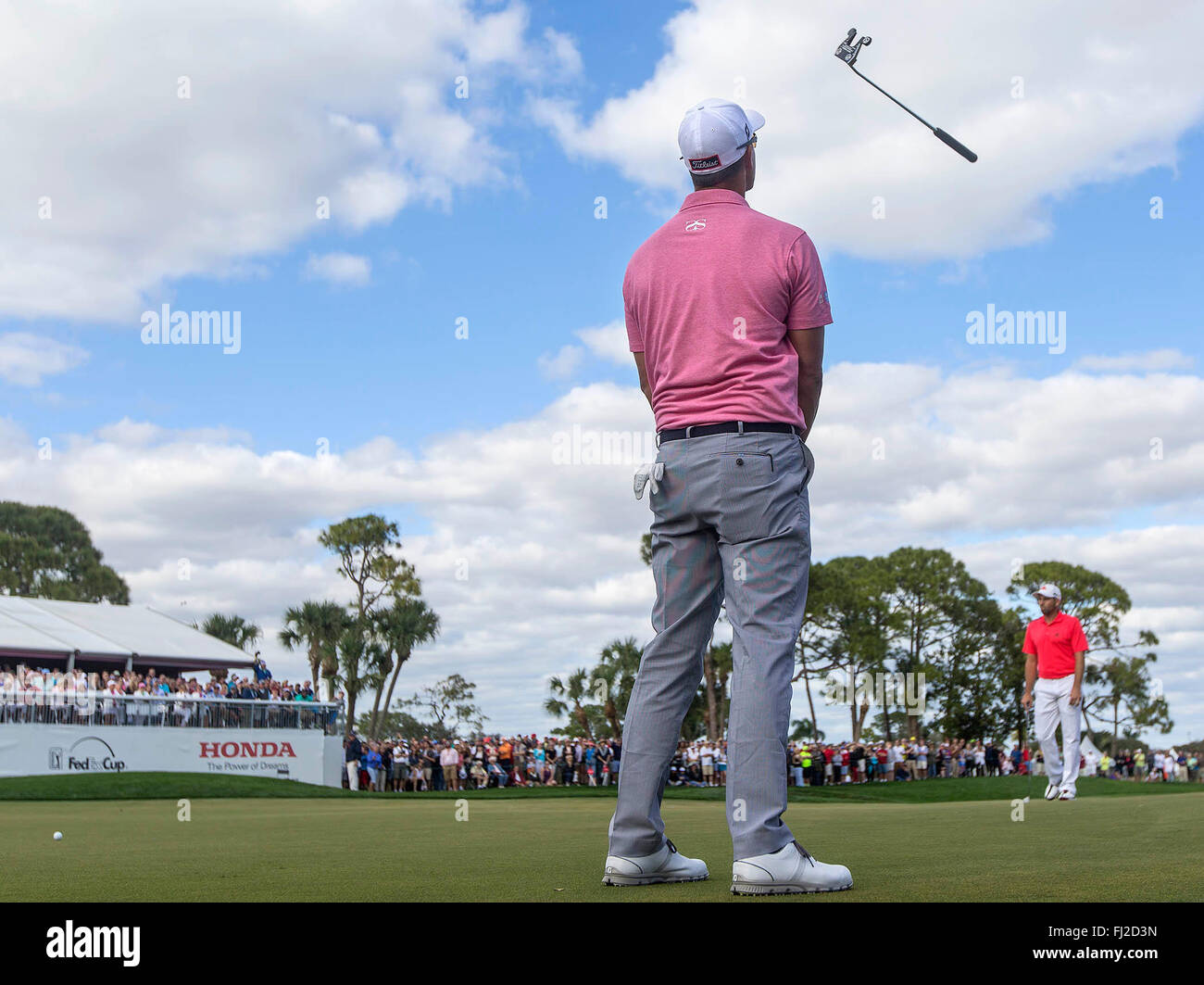 Palm Beach Gardens, Florida, USA. 28. Februar 2016. Adam Scott wirft seinen Putter in der Luft nach fehlt einen Birdie auf dem zweiten Green bei der Endrunde 2016 Honda Classic Sonntag, 28. Februar 2016, im PGA National in Palm Beach Gardens. Bildnachweis: Bill Ingram/The Palm Beach Post/ZUMA Draht/Alamy Live-Nachrichten Stockfoto