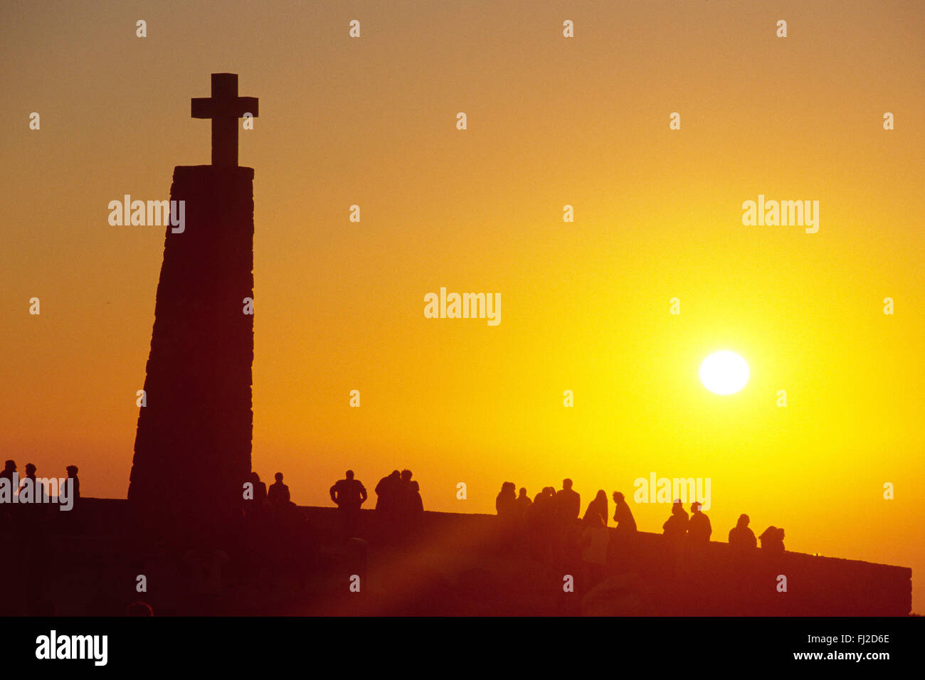 Menschen Sonnenuntergang den unter einem riesigen Kreuz am CABO DE ROCA, der westlichste Punkt Europas in der Nähe von Lissabon - PORTUGAL Stockfoto