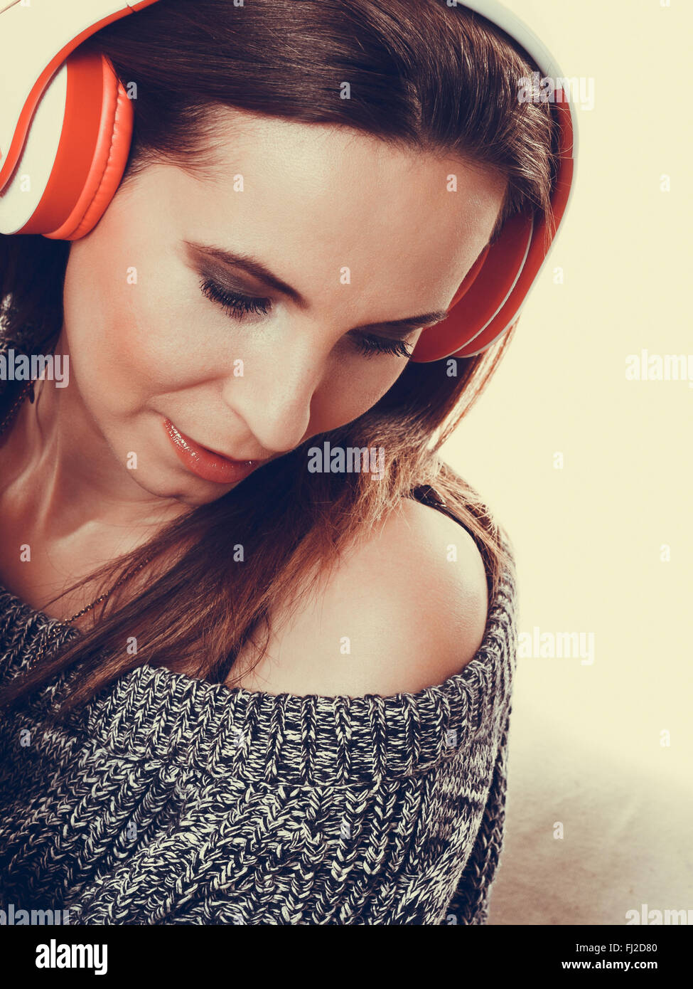 Menschen Freizeit entspannen Konzept. Closeup Frau lässigen Stil großen Kopfhörern hören Musik MP3-Entspannung Stockfoto