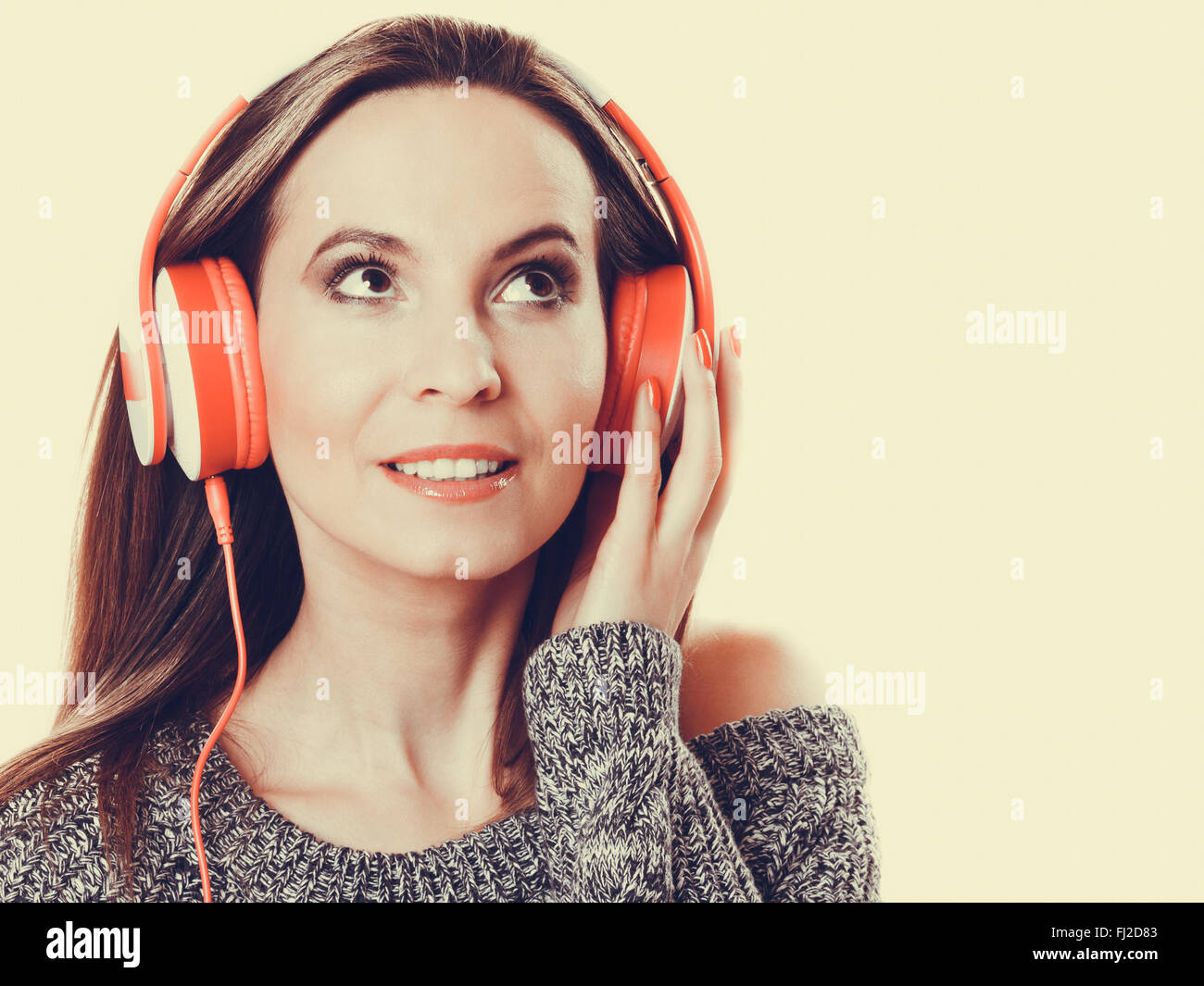 Menschen Freizeit entspannen Konzept. Closeup Frau lässigen Stil großen Kopfhörern hören Musik MP3-Entspannung Stockfoto