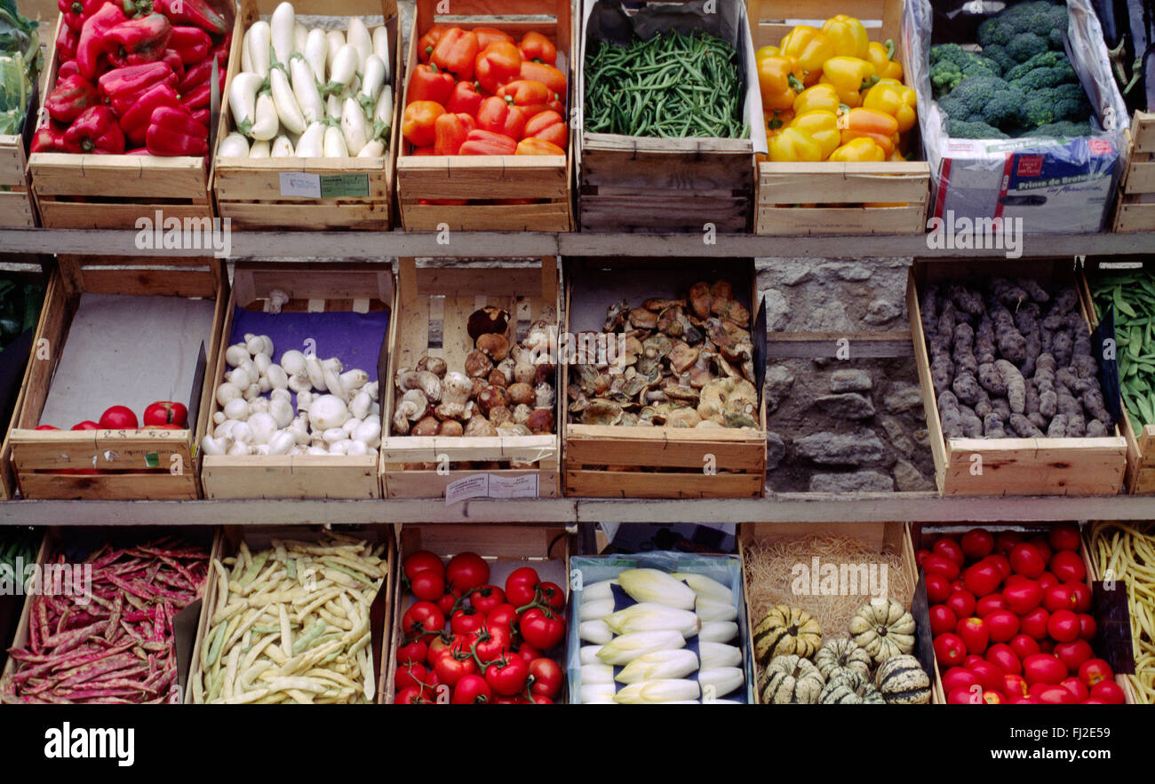 Einheimischen Stop für einen Plausch in der Golden-Stein Dorf GORDES - PROVENCE, Frankreich FRANKREICH, PROVENCE, MARKT, GEMUESE, PAPRIKA, Stockfoto