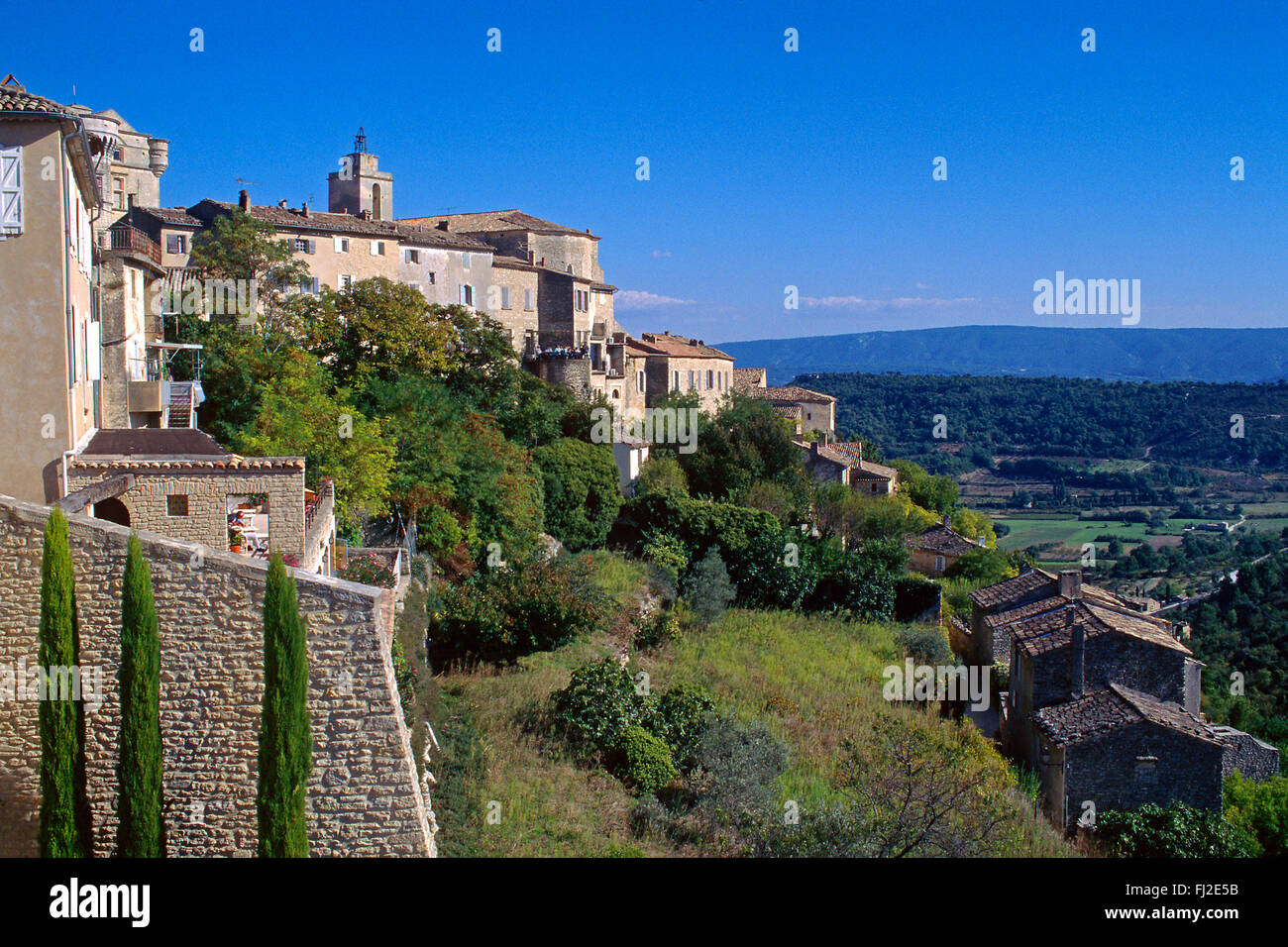 Das schöne Dorf GORDES liegt auf einem Hügel - PROVENCE, Frankreich Stockfoto