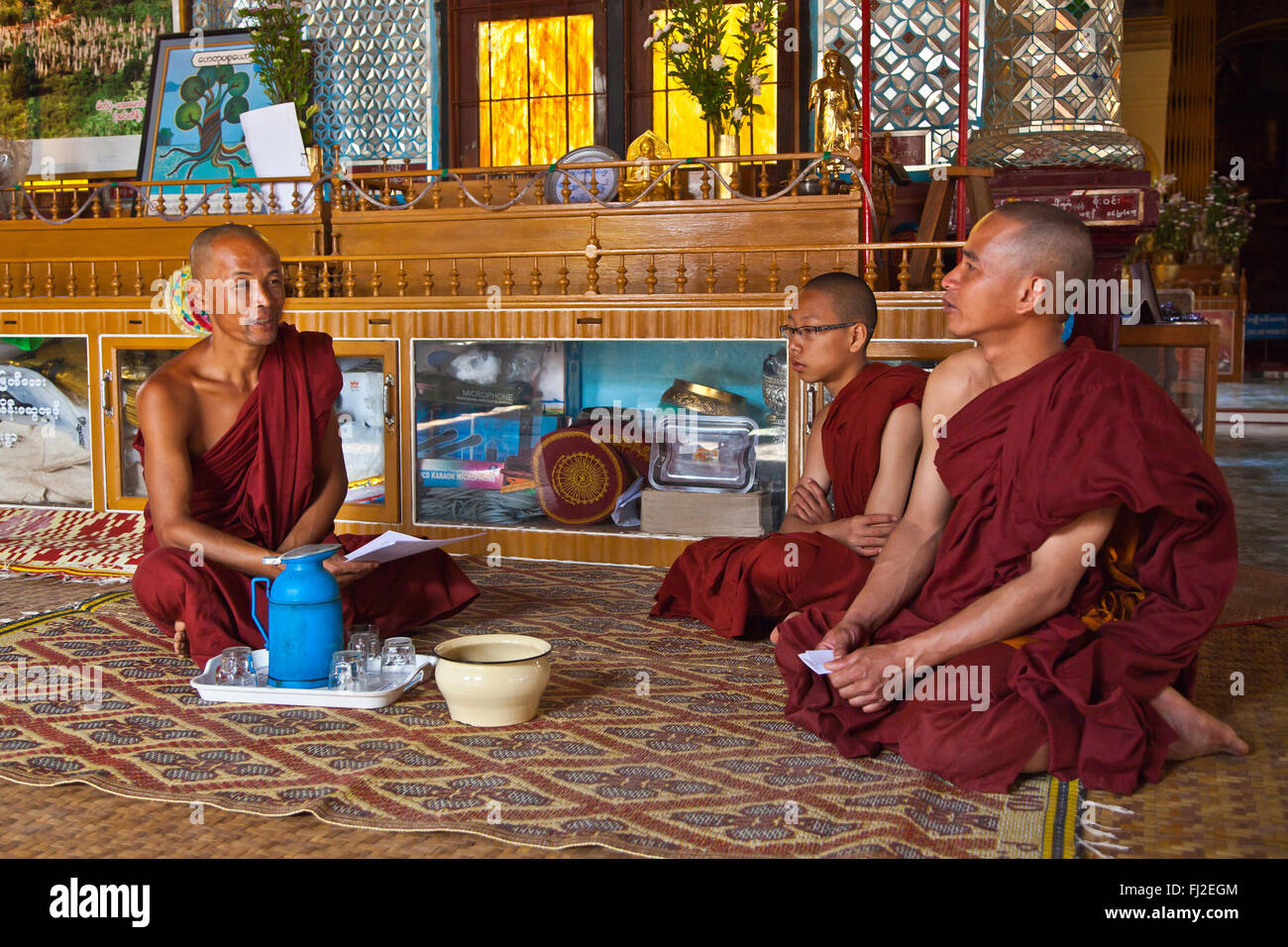 BUDDHISTISCHE Mönche in THEIN SHWE INN befinden sich in INDEIN - INLE-See, MYANMAR Stockfoto