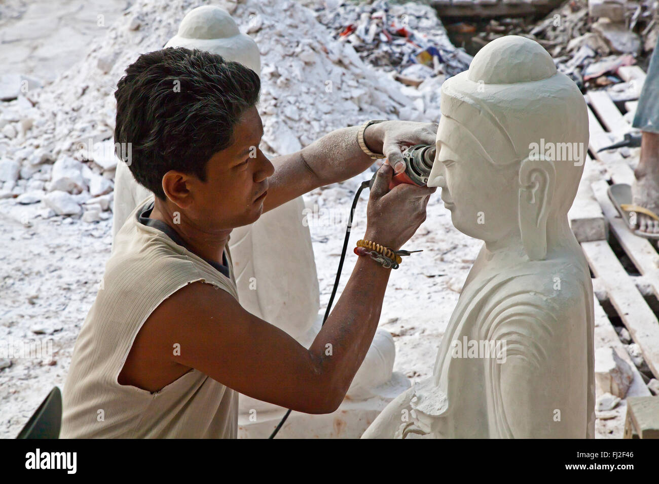 Das Schnitzen von BUDDHA-Figuren ist eine lebendige Kunst in MANDALAY - MYANMAR Stockfoto