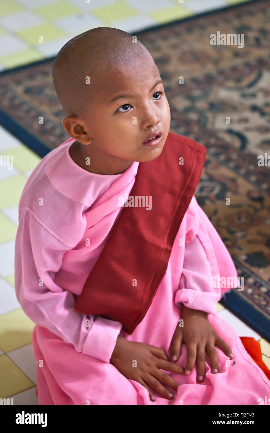 Junge Nonnen U PONYA SHIN Pagode auf SAGAING Hügel in der Nähe von MANDALAY - MYANMAR Stockfoto