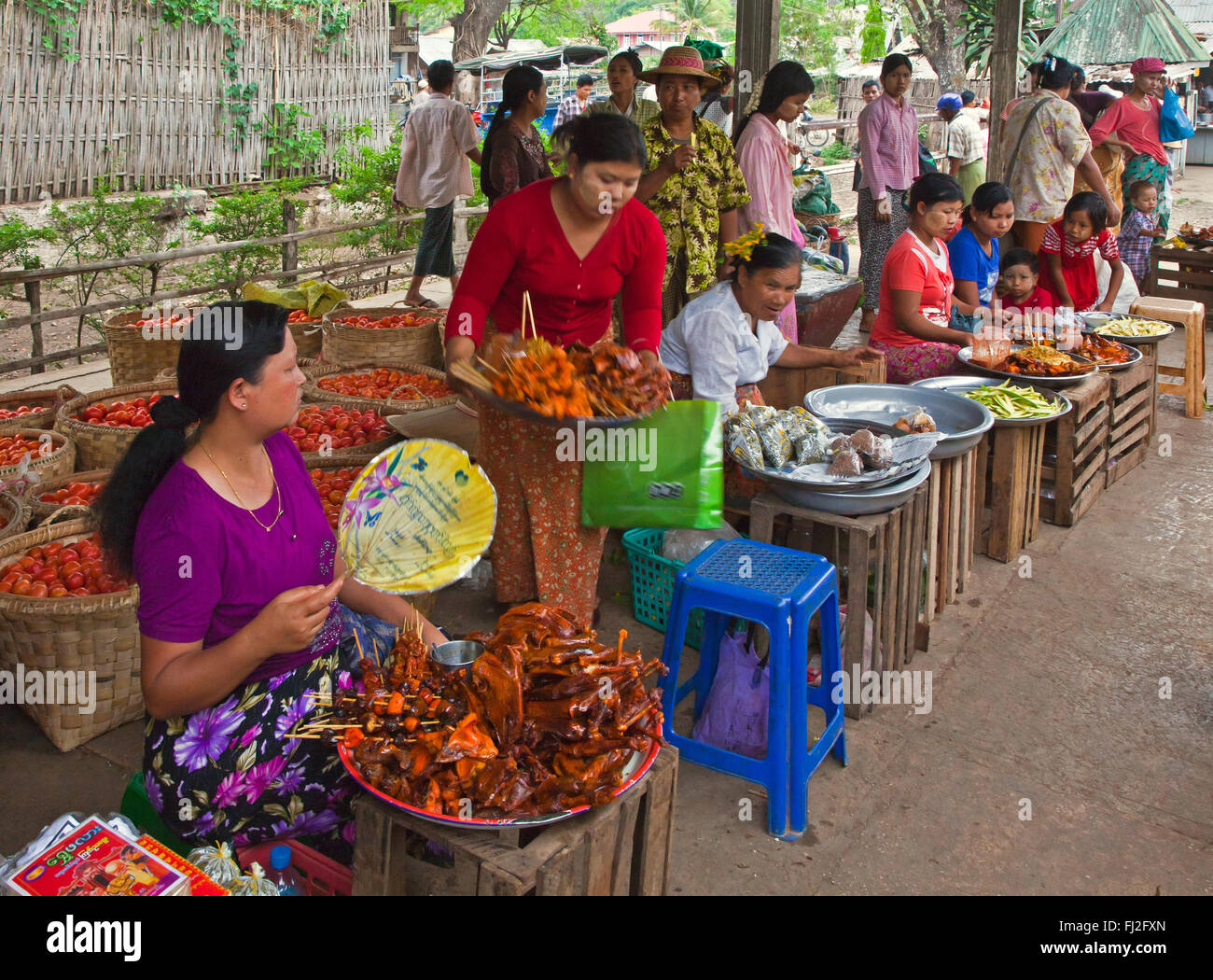 Essen wird an einem Bahnhof auf der Strecke von Pyin U Lwin an Hsipaw - MYANMAR verkauft. Stockfoto